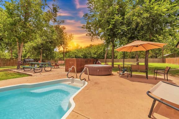 McQueeny Home w/Boat Ramp| Pool| HotTub|VolleyBall