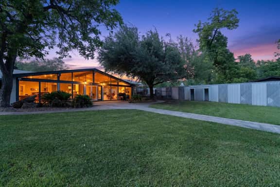 Lake McQueeney Boat Haus | Sleeps 25 | Water & Fun