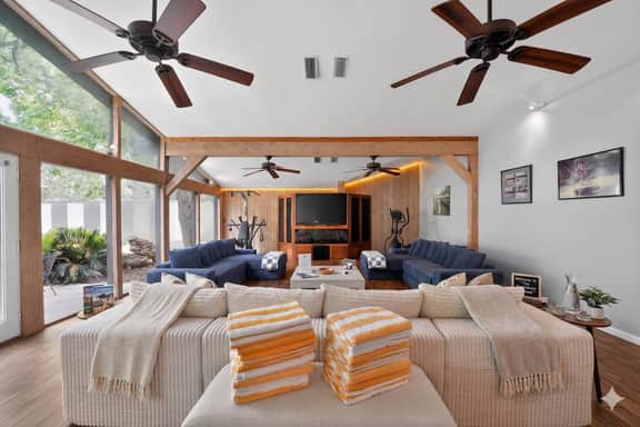 Lake McQueeney Boat Haus | Sleeps 25 | Water & Fun